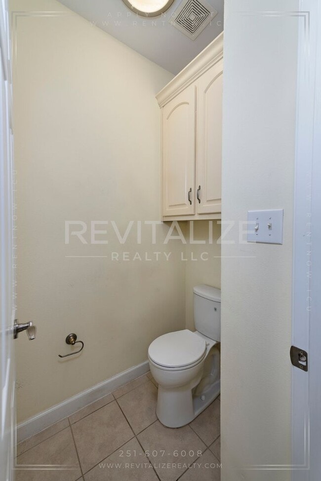 Building Photo - 3 Bed 3 Bath Townhome in West Mobile