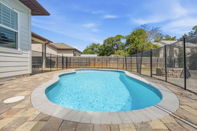Building Photo - Stunning 4 Bedroom Home with Solar Energy & Private Pool!