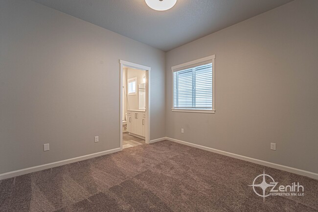 Building Photo - $1000 OFF RENT! Contemporary 3 Bedroom Hom...