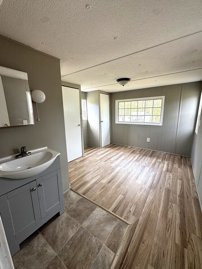 Building Photo - 233 Jolly Roger Dr