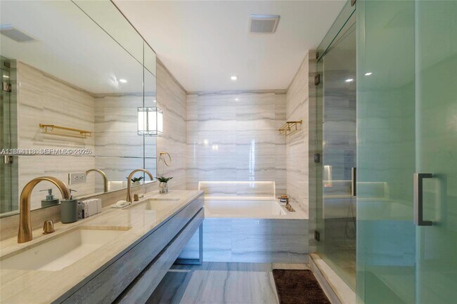 Building Photo - 18975 Collins Ave