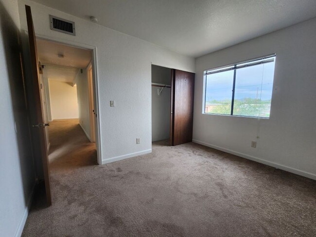 Building Photo - 2BR 1 Ba Upstairs Apartment in Midtown Tucson