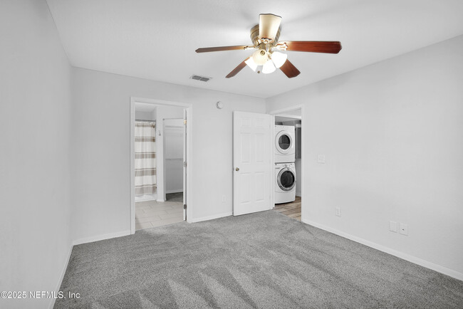 Building Photo - 13700 Richmond Park Dr N