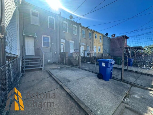 Building Photo - Move In Ready 2 Bedroom Home with Fresh Up...