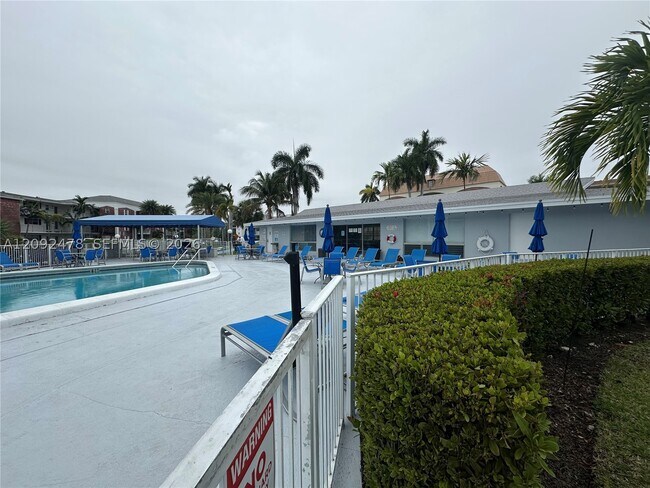 Building Photo - 450 Paradise Isle Blvd