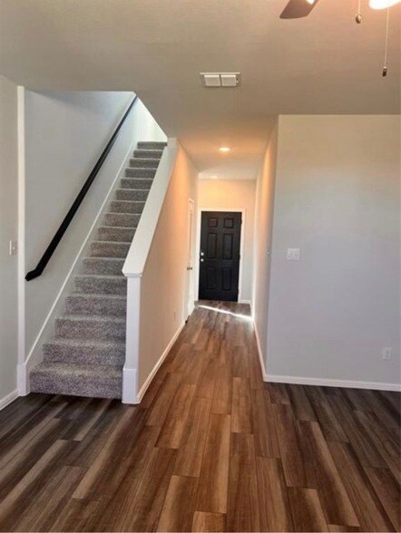 Building Photo - 900 Portina Dr