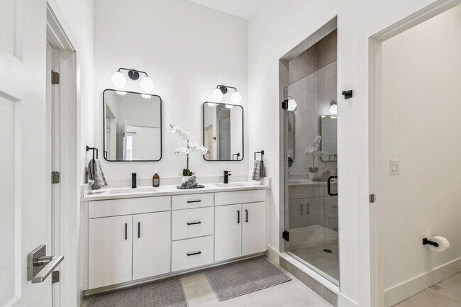 Building Photo - A charming coastal townhouse, just minutes from downtown St. Pete!