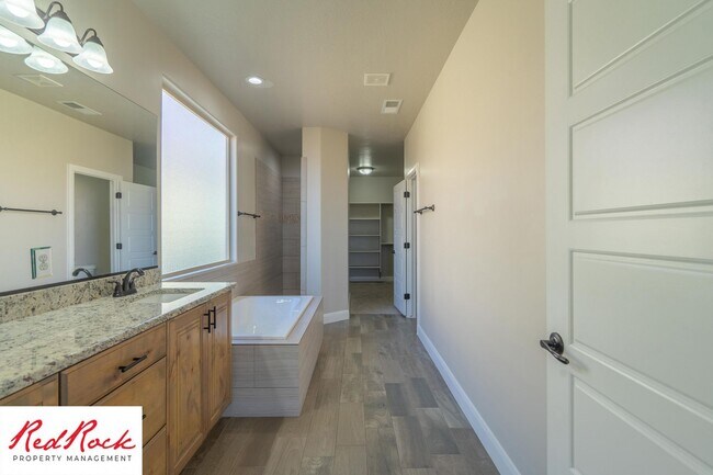 Building Photo - Pet-Friendly 3 Bedroom Home In A Great Neighborhood