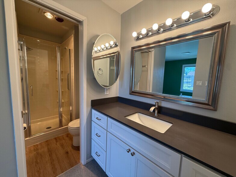 Building Photo - 960 Shorepoint Ct