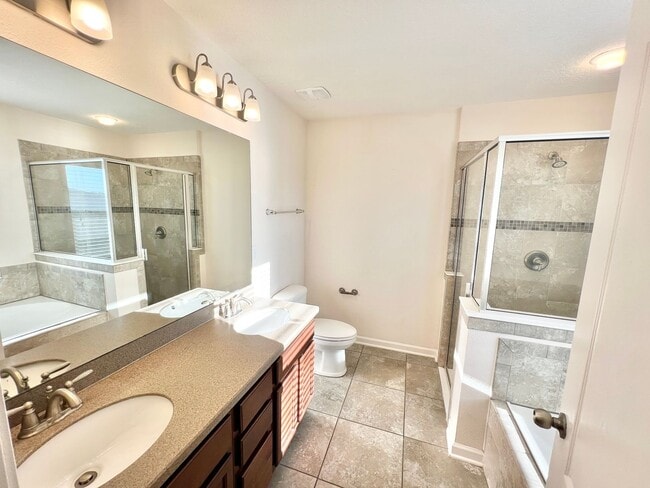 Building Photo - Spacious 4 bedrooms