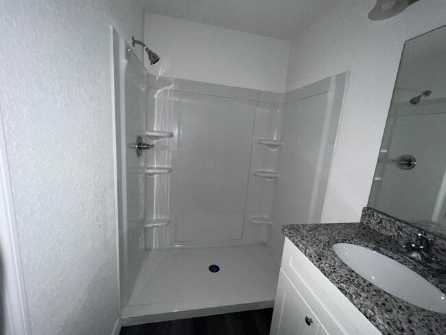 Building Photo - 9 Maple Ln