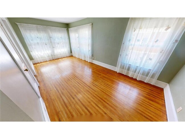 Building Photo - 216 Litchfield Ave SE