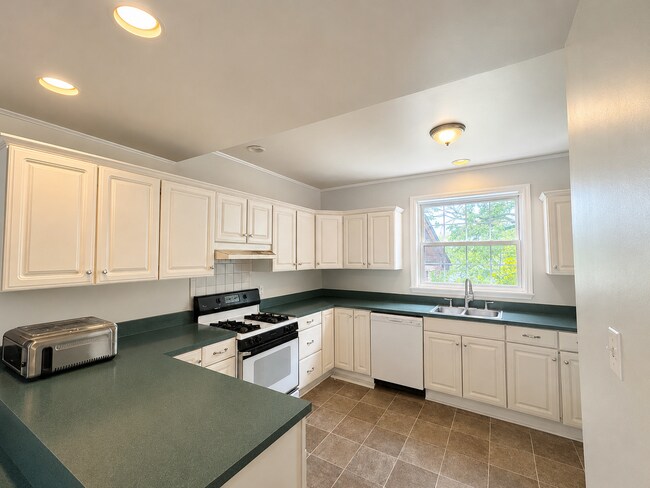 Building Photo - 6 Bed/2 Bath Mins. from UC Campus $600/pp ($3,600/mo)!