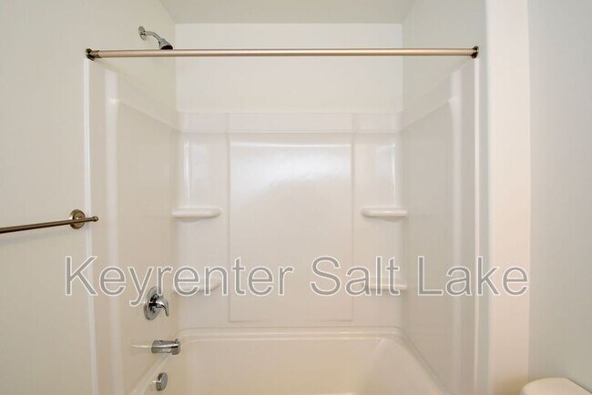 Building Photo - 1590 S 900 W