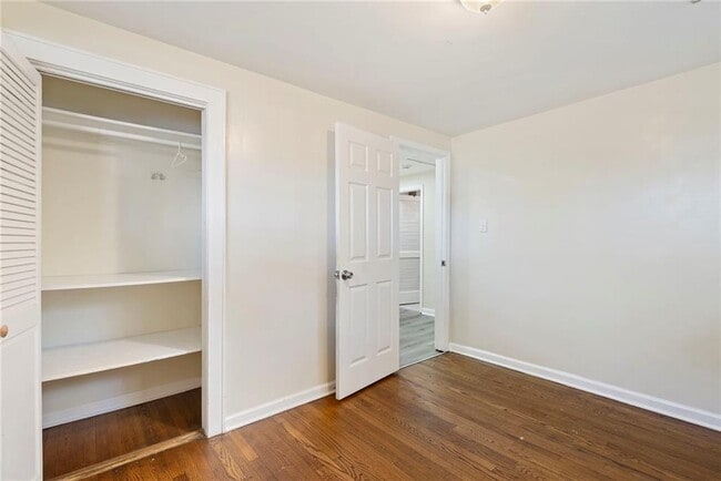 Building Photo - 2451 Warwick Cir NE