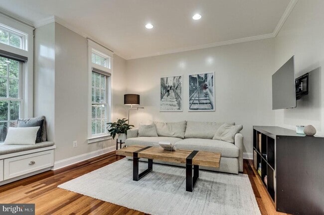 Building Photo - 820 W Glebe Rd