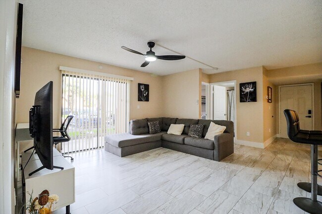 Building Photo - 450 Palm Cir W
