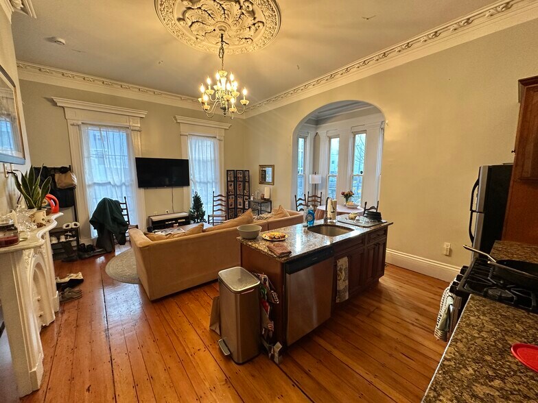 Building Photo - 135 Hillside St