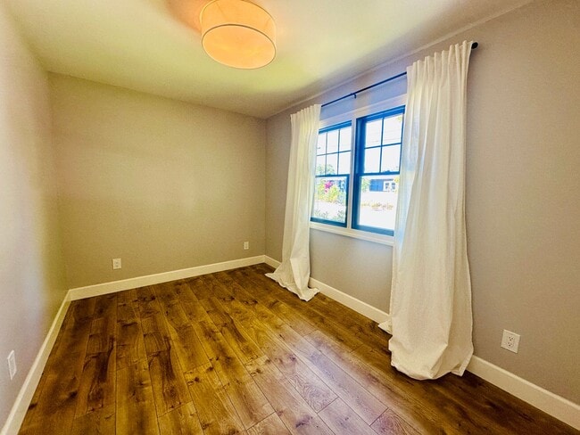 Building Photo - Beautiful Remodeled 2bd Home w/Laundry, Pr...