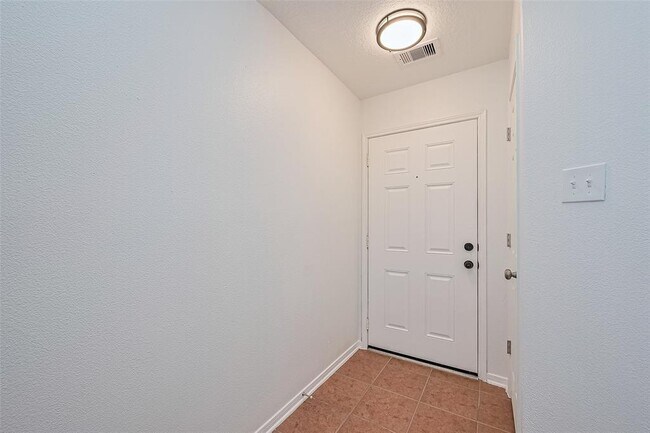 Building Photo - 12230 Hawthorne Hill Cir