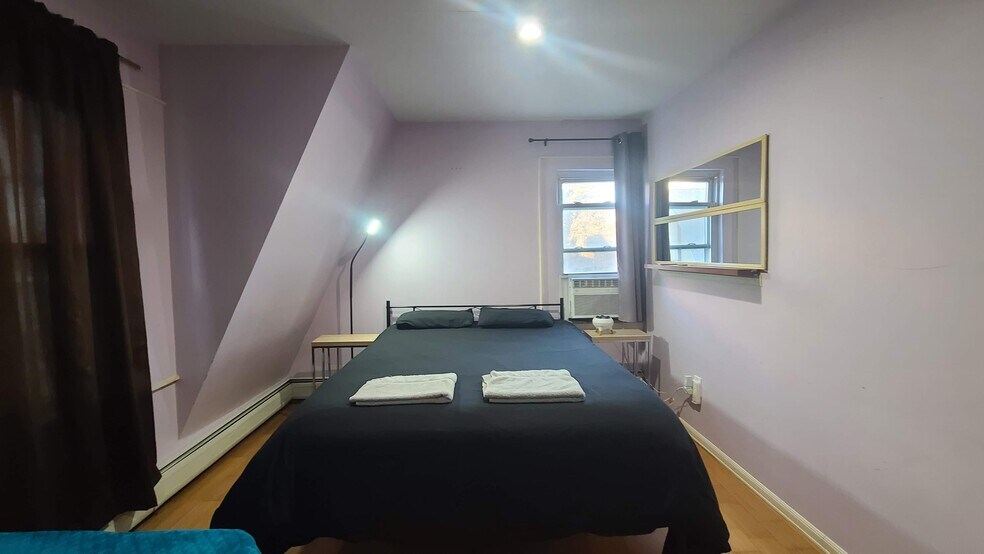 Building Photo - 42 49th St