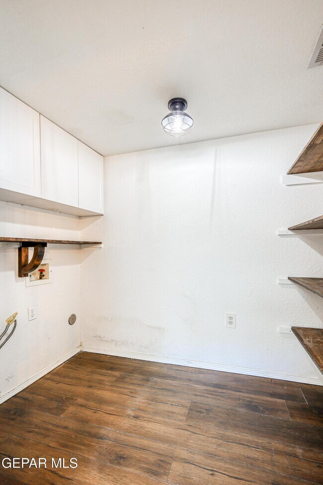 Building Photo - 6821 Pearl Ridge Dr