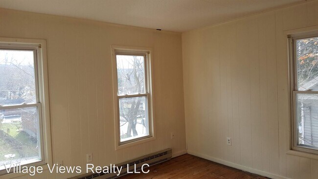 Building Photo - 102 E Brown St