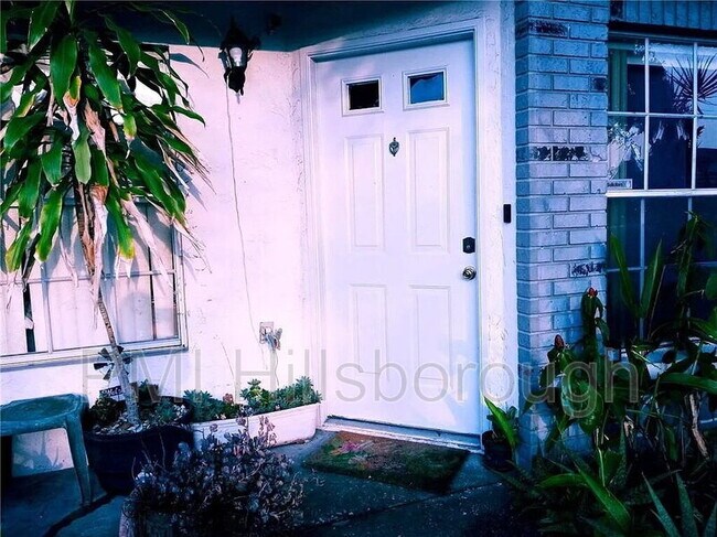 Building Photo - 914 Burlwood St
