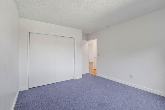 Building Photo - $500 off! Updated, upstairs 2-bdrm/1-bath triplex apt—On-site w/d, off-street parking, near downt...