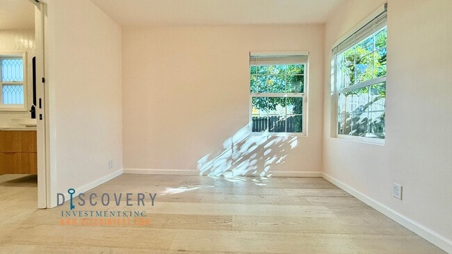 Building Photo - Your Ideal Modern Retreat with Enclosed Yard