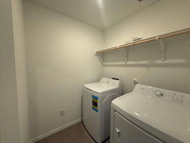 Building Photo - 577 Sormonne Lp