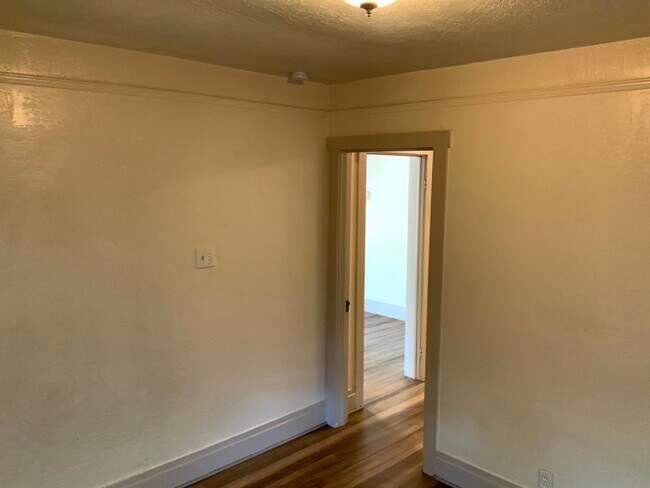 Building Photo - 2 Bedroom House in Springfield