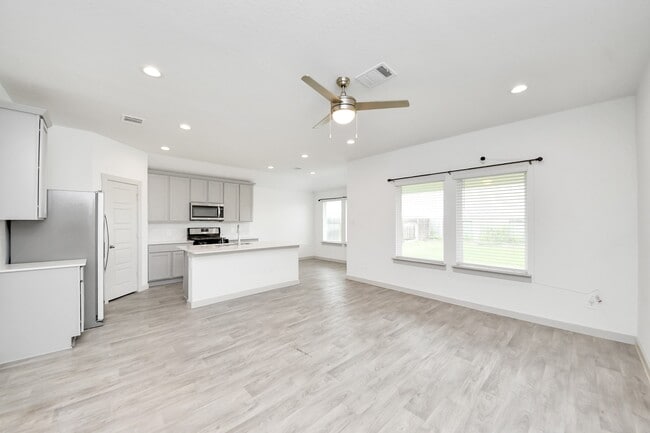 Building Photo - 7923 Cattleman Vly Dr