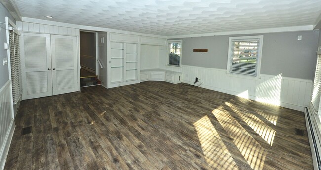 Building Photo - Water View, private wooded lot on dead end...