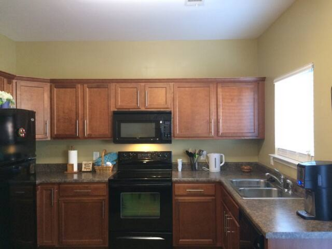 Kitchen with plenty of space - 412A McClellan Ave