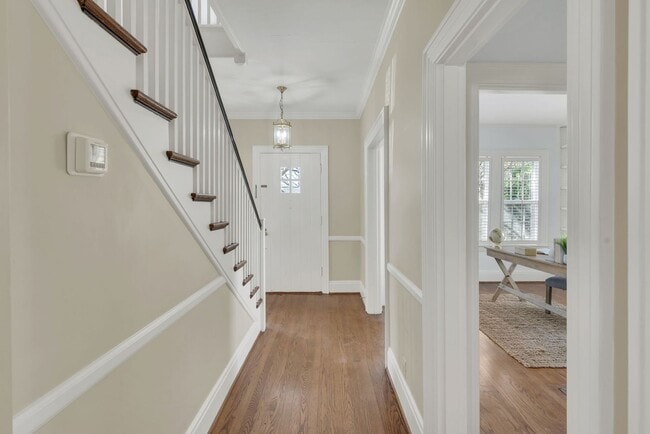 Building Photo - Luxury unfurnished 4BR/4.5BA Tudor in Belle Meade Links.