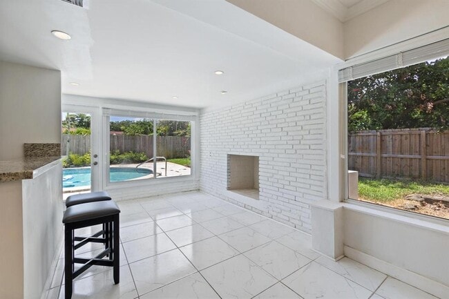 Building Photo - 2440 SW 16th St
