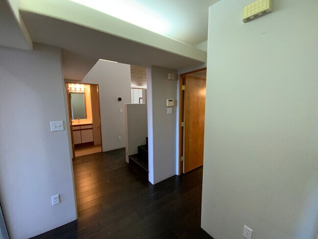 Building Photo - 3 Bedroom Townhome Available Near Eubank Blvd NE & Montgomery Blvd NE!