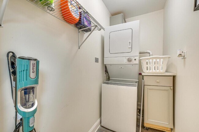 Building Photo - 4829 S Forrestville Ave