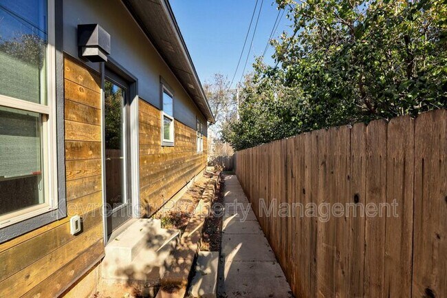 Building Photo - 727 NE 5th St