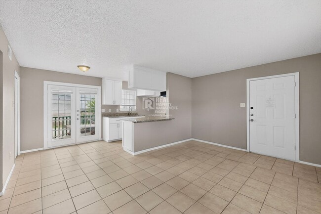 Building Photo - 8024 Cambridge Cir