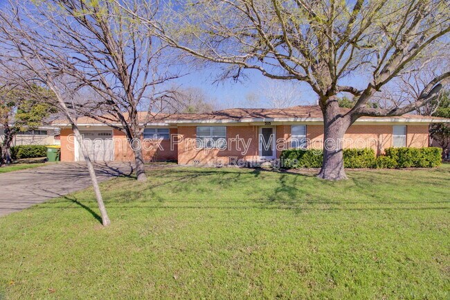 Primary Photo - 315 Estates Dr