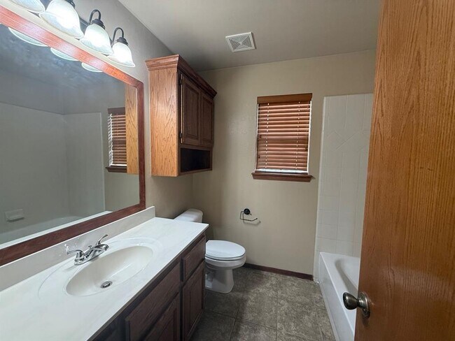 Building Photo - 616 Morningside Dr