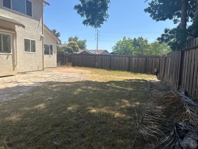 Building Photo - 4 Bedrom 2.5 baths Beauty