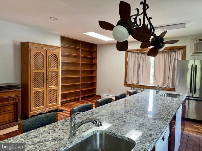 Building Photo - 7848 Montgomery Ave