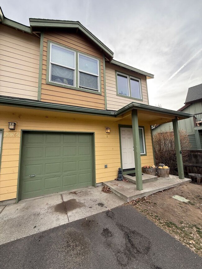 Building Photo - 3 Bed/2.5 Bath Townhouse with Garage - NE Bend