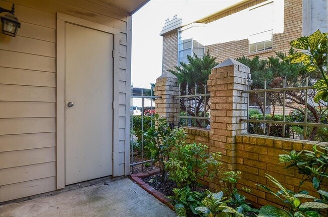 Building Photo - 12550 Whittington Dr