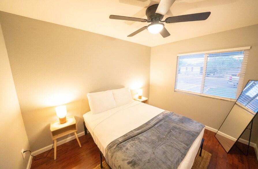 Building Photo - 422 E Balboa Dr