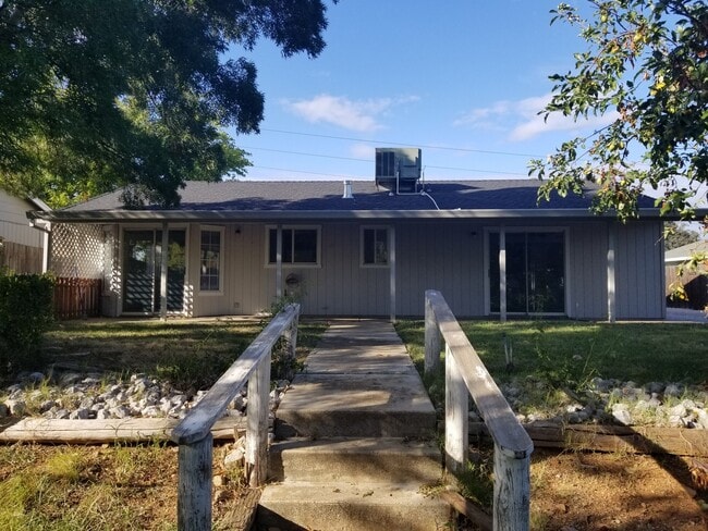 Building Photo - 3 Bedroom 2 Bath Home in Cottonwood