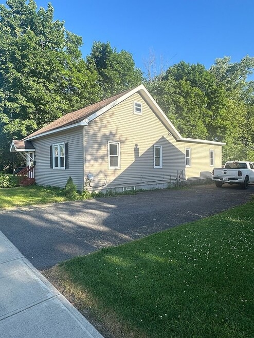 Building Photo - 207 Church St